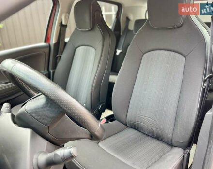 Красный Рено Зое, объемом двигателя 0 л и пробегом 98 тыс. км за 10399 $, фото 23 на Automoto.ua