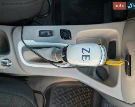 Красный Рено Зое, объемом двигателя 0 л и пробегом 178 тыс. км за 8850 $, фото 46 на Automoto.ua