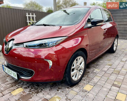 Красный Рено Зое, объемом двигателя 0 л и пробегом 98 тыс. км за 10399 $, фото 3 на Automoto.ua