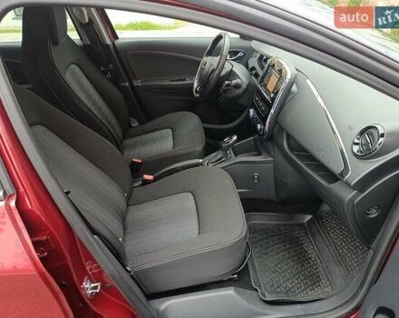 Красный Рено Зое, объемом двигателя 0 л и пробегом 77 тыс. км за 10500 $, фото 15 на Automoto.ua
