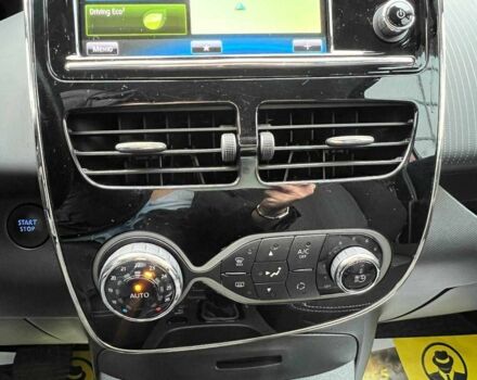 Красный Рено Зое, объемом двигателя 0 л и пробегом 106 тыс. км за 11500 $, фото 15 на Automoto.ua