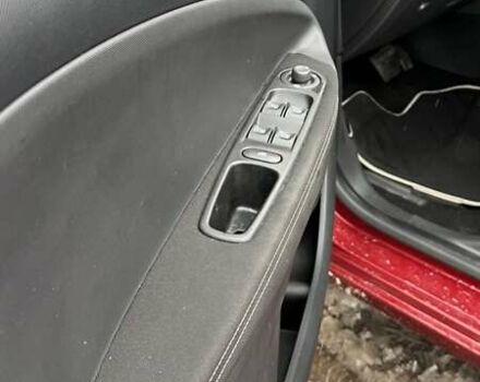 Красный Рено Зое, объемом двигателя 0 л и пробегом 152 тыс. км за 9500 $, фото 9 на Automoto.ua