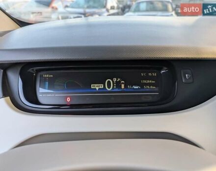 Червоний Рено Зое, об'ємом двигуна 0 л та пробігом 178 тис. км за 8850 $, фото 27 на Automoto.ua