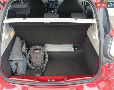 Красный Рено Зое, объемом двигателя 0 л и пробегом 77 тыс. км за 10500 $, фото 17 на Automoto.ua