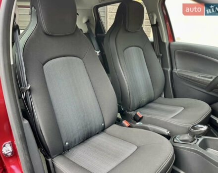 Красный Рено Зое, объемом двигателя 0 л и пробегом 98 тыс. км за 10399 $, фото 27 на Automoto.ua