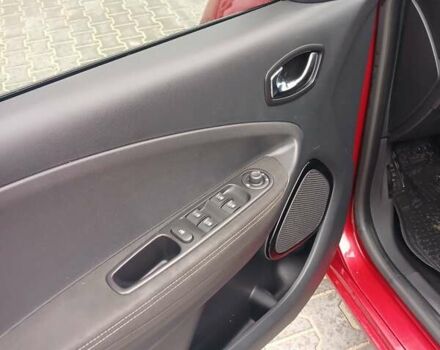 Красный Рено Зое, объемом двигателя 0 л и пробегом 120 тыс. км за 9750 $, фото 21 на Automoto.ua