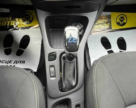 Красный Рено Зое, объемом двигателя 0 л и пробегом 106 тыс. км за 11500 $, фото 13 на Automoto.ua