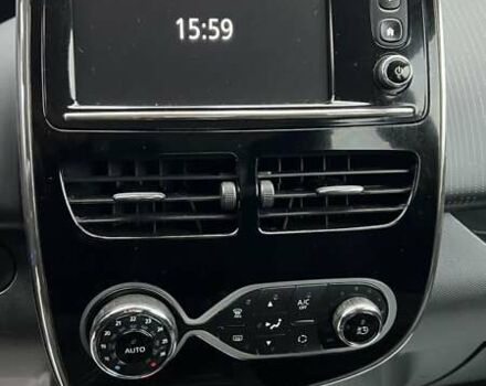 Красный Рено Зое, объемом двигателя 0 л и пробегом 152 тыс. км за 9500 $, фото 5 на Automoto.ua