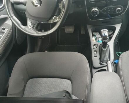 Красный Рено Зое, объемом двигателя 0 л и пробегом 104 тыс. км за 8448 $, фото 5 на Automoto.ua