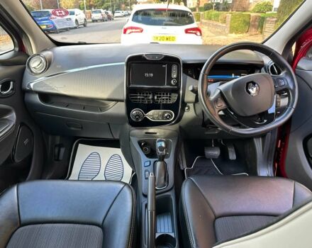 Красный Рено Зое, объемом двигателя 0 л и пробегом 17 тыс. км за 7400 $, фото 6 на Automoto.ua