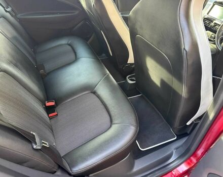 Красный Рено Зое, объемом двигателя 0 л и пробегом 17 тыс. км за 7400 $, фото 5 на Automoto.ua