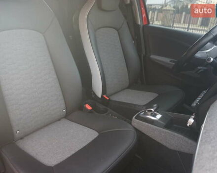 Красный Рено Зое, объемом двигателя 0 л и пробегом 137 тыс. км за 12500 $, фото 39 на Automoto.ua