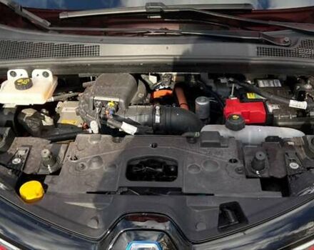 Красный Рено Зое, объемом двигателя 0 л и пробегом 95 тыс. км за 13000 $, фото 11 на Automoto.ua