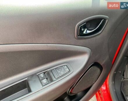 Красный Рено Зое, объемом двигателя 0 л и пробегом 28 тыс. км за 12700 $, фото 10 на Automoto.ua