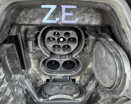 Красный Рено Зое, объемом двигателя 0 л и пробегом 117 тыс. км за 11900 $, фото 30 на Automoto.ua