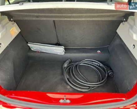 Красный Рено Зое, объемом двигателя 0 л и пробегом 95 тыс. км за 13000 $, фото 10 на Automoto.ua