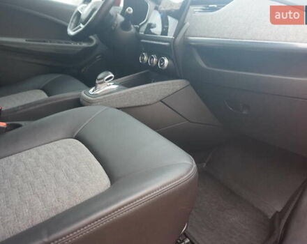 Красный Рено Зое, объемом двигателя 0 л и пробегом 137 тыс. км за 12500 $, фото 38 на Automoto.ua