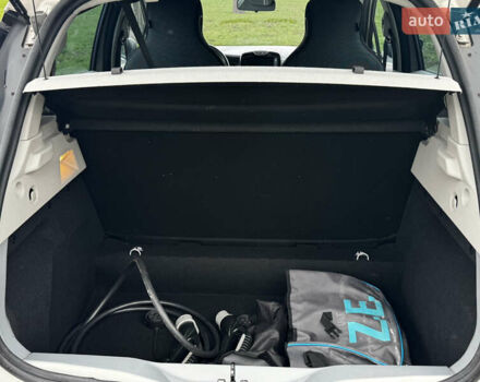 Рено Зое, объемом двигателя 0 л и пробегом 61 тыс. км за 7600 $, фото 13 на Automoto.ua