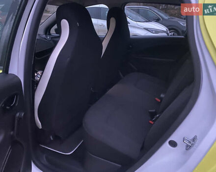 Желтый Рено Зое, объемом двигателя 0 л и пробегом 16 тыс. км за 11200 $, фото 7 на Automoto.ua