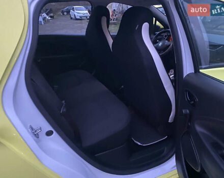 Желтый Рено Зое, объемом двигателя 0 л и пробегом 16 тыс. км за 11200 $, фото 10 на Automoto.ua