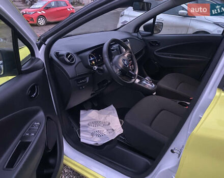 Желтый Рено Зое, объемом двигателя 0 л и пробегом 16 тыс. км за 11200 $, фото 6 на Automoto.ua