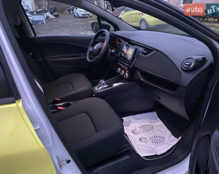 Желтый Рено Зое, объемом двигателя 0 л и пробегом 16 тыс. км за 11200 $, фото 11 на Automoto.ua