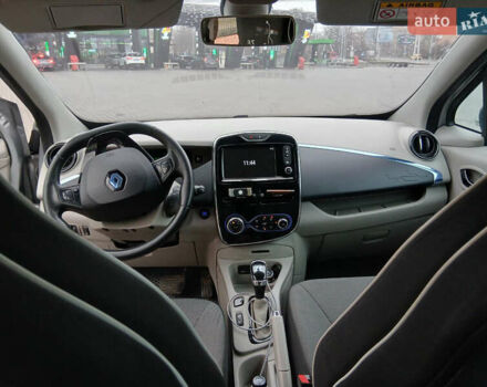 Серый Рено Зое, объемом двигателя 0 л и пробегом 140 тыс. км за 5500 $, фото 9 на Automoto.ua