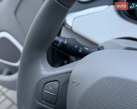Серый Рено Зое, объемом двигателя 0 л и пробегом 99 тыс. км за 6200 $, фото 29 на Automoto.ua