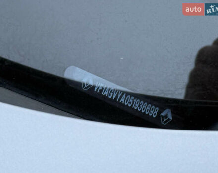 Серый Рено Зое, объемом двигателя 0 л и пробегом 99 тыс. км за 6200 $, фото 9 на Automoto.ua