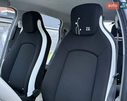 Серый Рено Зое, объемом двигателя 0 л и пробегом 99 тыс. км за 6200 $, фото 35 на Automoto.ua