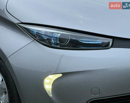 Серый Рено Зое, объемом двигателя 0 л и пробегом 99 тыс. км за 6200 $, фото 5 на Automoto.ua