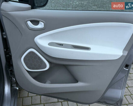 Серый Рено Зое, объемом двигателя 0 л и пробегом 99 тыс. км за 6200 $, фото 47 на Automoto.ua