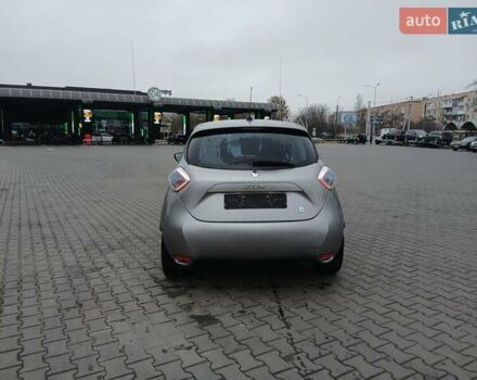 Серый Рено Зое, объемом двигателя 0 л и пробегом 88 тыс. км за 6500 $, фото 5 на Automoto.ua