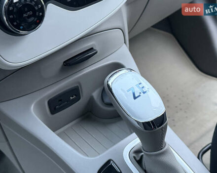 Серый Рено Зое, объемом двигателя 0 л и пробегом 99 тыс. км за 6200 $, фото 32 на Automoto.ua