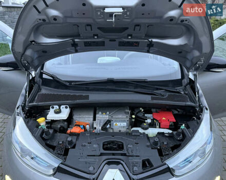 Серый Рено Зое, объемом двигателя 0 л и пробегом 99 тыс. км за 6200 $, фото 52 на Automoto.ua