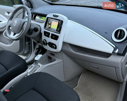 Серый Рено Зое, объемом двигателя 0 л и пробегом 99 тыс. км за 6200 $, фото 44 на Automoto.ua