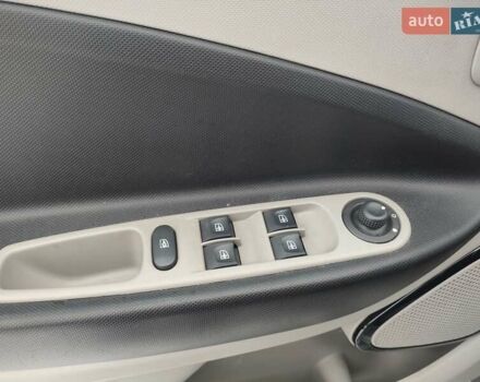 Серый Рено Зое, объемом двигателя 0 л и пробегом 153 тыс. км за 6500 $, фото 24 на Automoto.ua