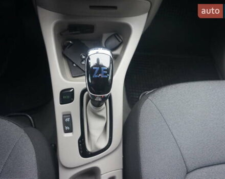 Серый Рено Зое, объемом двигателя 0 л и пробегом 98 тыс. км за 7200 $, фото 36 на Automoto.ua