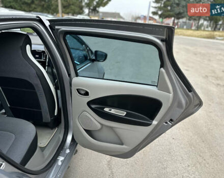 Серый Рено Зое, объемом двигателя 0 л и пробегом 111 тыс. км за 6999 $, фото 30 на Automoto.ua