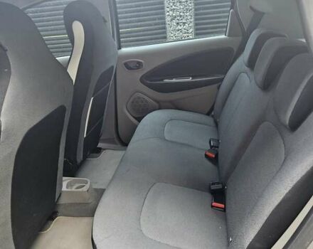 Серый Рено Зое, объемом двигателя 0 л и пробегом 74 тыс. км за 8000 $, фото 6 на Automoto.ua