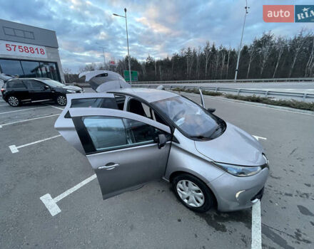 Серый Рено Зое, объемом двигателя 0 л и пробегом 104 тыс. км за 9700 $, фото 12 на Automoto.ua