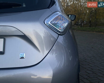 Серый Рено Зое, объемом двигателя 0 л и пробегом 90 тыс. км за 6390 $, фото 13 на Automoto.ua