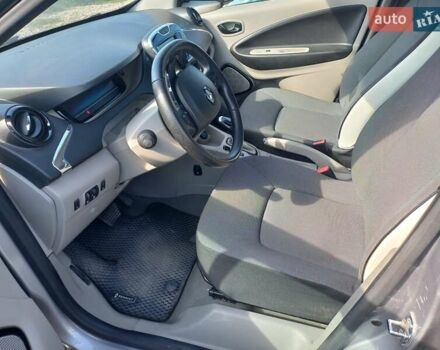 Серый Рено Зое, объемом двигателя 0 л и пробегом 76 тыс. км за 6500 $, фото 6 на Automoto.ua