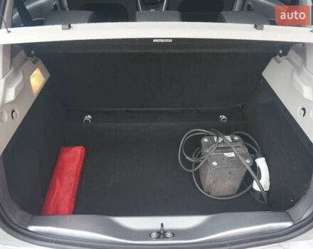 Серый Рено Зое, объемом двигателя 0 л и пробегом 98 тыс. км за 7200 $, фото 49 на Automoto.ua