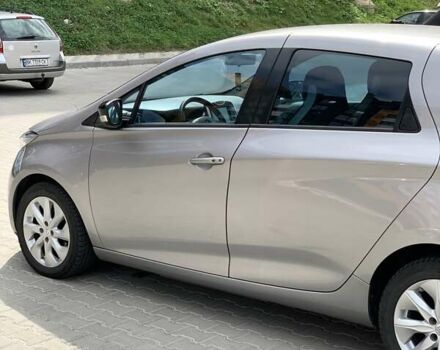 Серый Рено Зое, объемом двигателя 0 л и пробегом 87 тыс. км за 6750 $, фото 6 на Automoto.ua