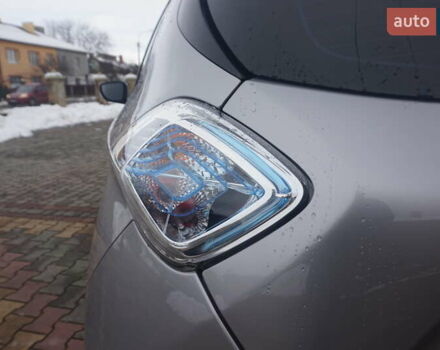 Серый Рено Зое, объемом двигателя 0 л и пробегом 98 тыс. км за 7200 $, фото 24 на Automoto.ua