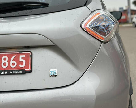 Серый Рено Зое, объемом двигателя 0 л и пробегом 111 тыс. км за 6999 $, фото 21 на Automoto.ua
