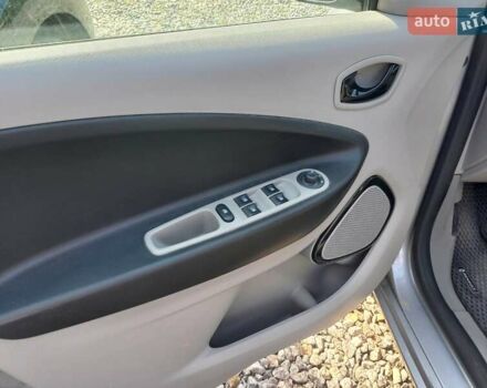 Серый Рено Зое, объемом двигателя 0 л и пробегом 76 тыс. км за 6500 $, фото 5 на Automoto.ua