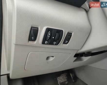 Серый Рено Зое, объемом двигателя 0 л и пробегом 153 тыс. км за 6500 $, фото 23 на Automoto.ua