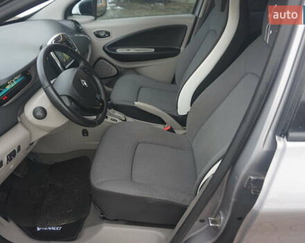 Серый Рено Зое, объемом двигателя 0 л и пробегом 98 тыс. км за 7200 $, фото 27 на Automoto.ua